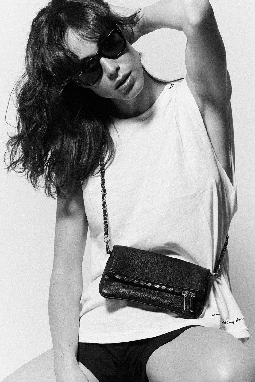 BOLSO CON SOLAPA Y CADENA NEGRO