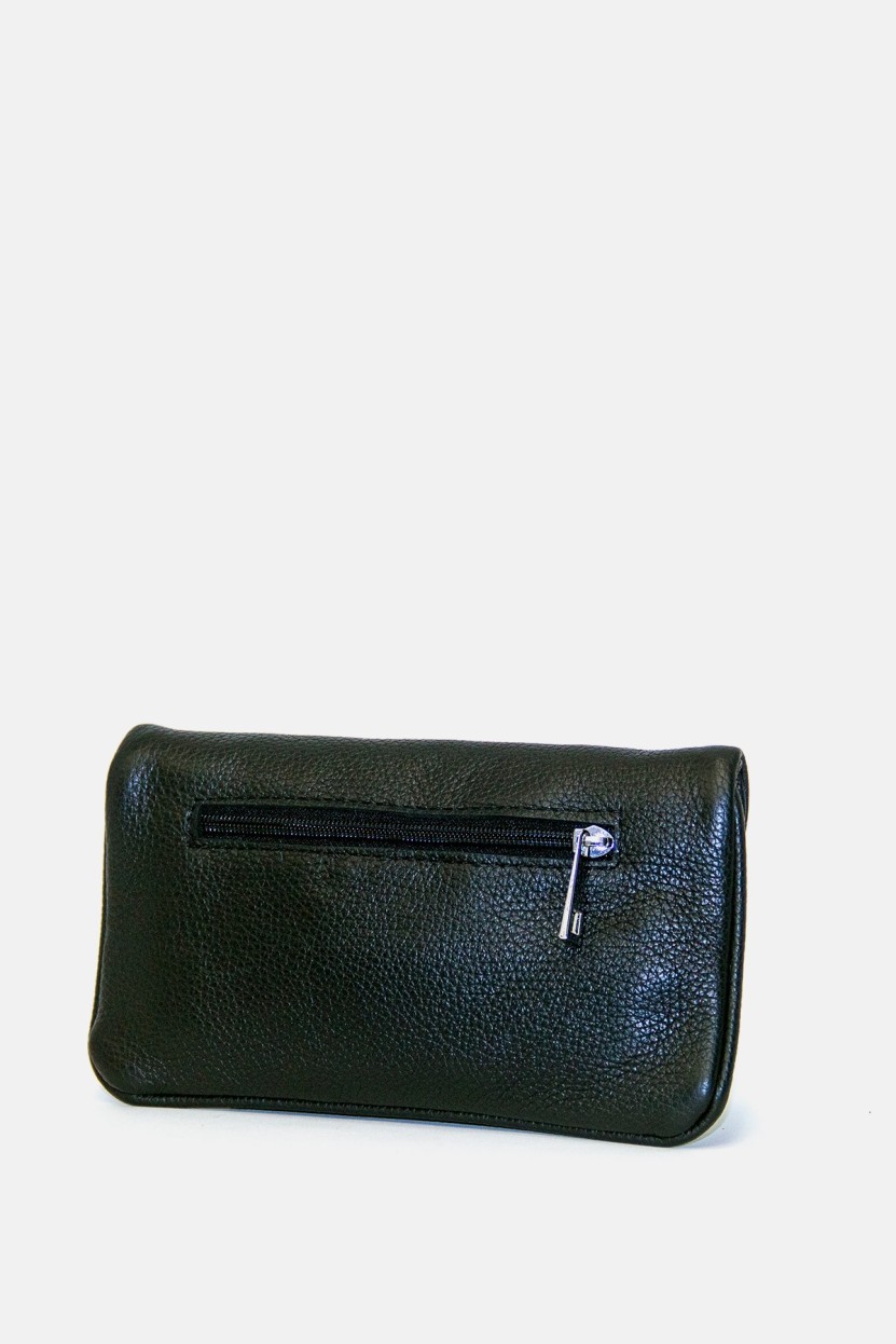 BOLSO CON SOLAPA Y CADENA NEGRO