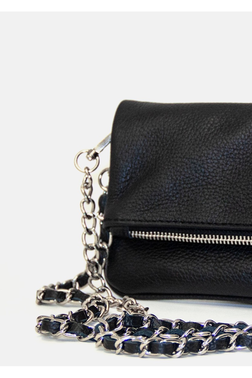 BOLSO CON SOLAPA Y CADENA NEGRO